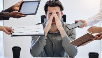 O crescente número de casos da síndrome de burnout vem acendendo um alerta sobre a urgência do tema.